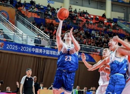 新疆队队长阿不都沙拉木赛后谈球队表现;防守篮板需加强,聪明犯规成关键课题。 体育新闻 新疆队队长阿不都沙拉木赛后谈球队表现;防守篮板需加强,聪明犯规成关键课题。 体育新闻