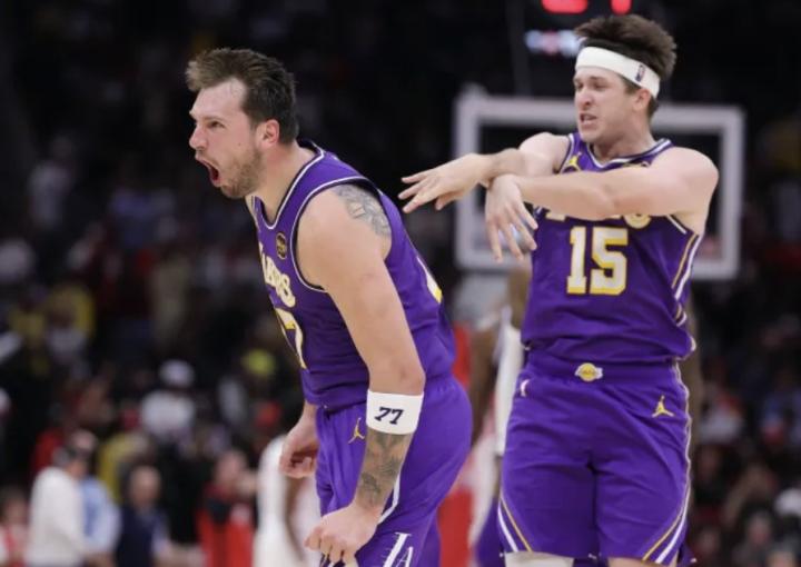  湖人客场逆转火箭，东契奇末节主导胜局；里夫斯赞叹全队无私精神 体育新闻