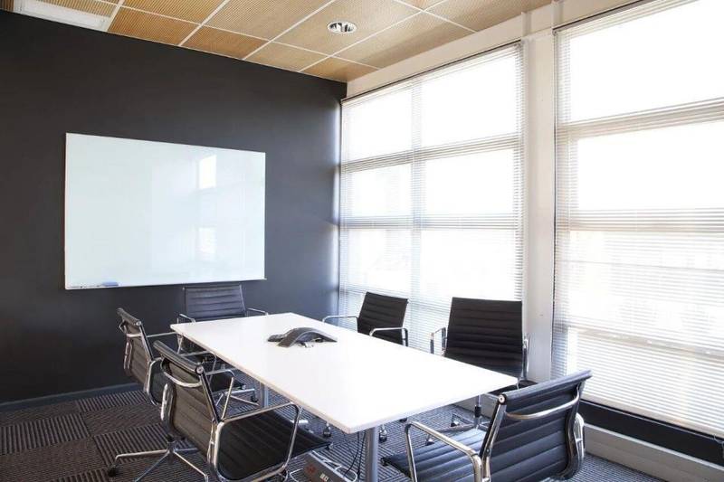  涉密会议室窗帘未拉；先进光学设备远距离窥探风险凸显；国家安全部门发出警示。 新闻