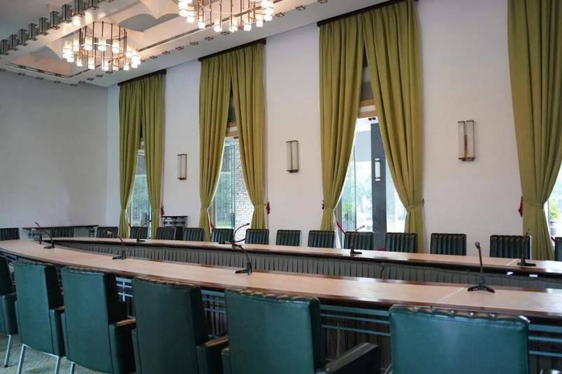  涉密会议室窗帘未拉；先进光学设备远距离窥探风险凸显；国家安全部门发出警示。 新闻