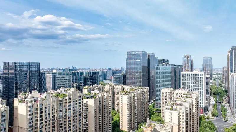 成都住房公积金政策优化落地；多项举措助力居民安居需求；城市更新与健康保障同步推进。