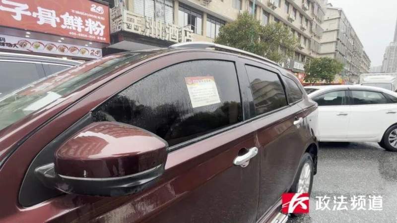 违停张贴“不干胶”是否越界?社区自治边界的深度探讨 新闻 违停张贴“不干胶”是否越界?社区自治边界的深度探讨 新闻