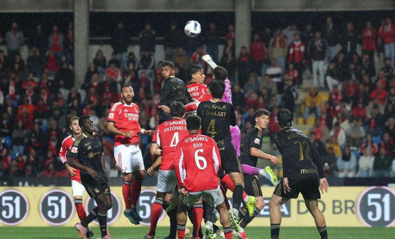  穆里尼奥的锋线困局与破局：从战术逻辑拆解本菲卡中锋引援双轨方案 体育新闻