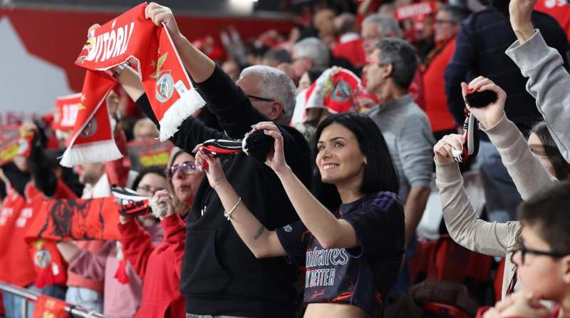  穆里尼奥的锋线困局与破局：从战术逻辑拆解本菲卡中锋引援双轨方案 体育新闻